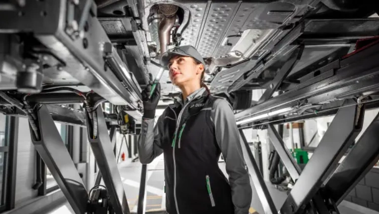 DEKRA Automobil GmbH Außenstelle Moers | Auto Reparatur & Service in Moers